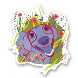 веселая морда таксы в полевых цветах