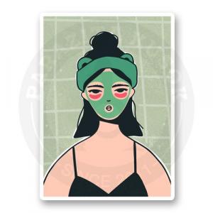 Смешная девушка с маской на лице