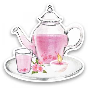 Чайник с чашкой и чаем из сакуры и свеча
