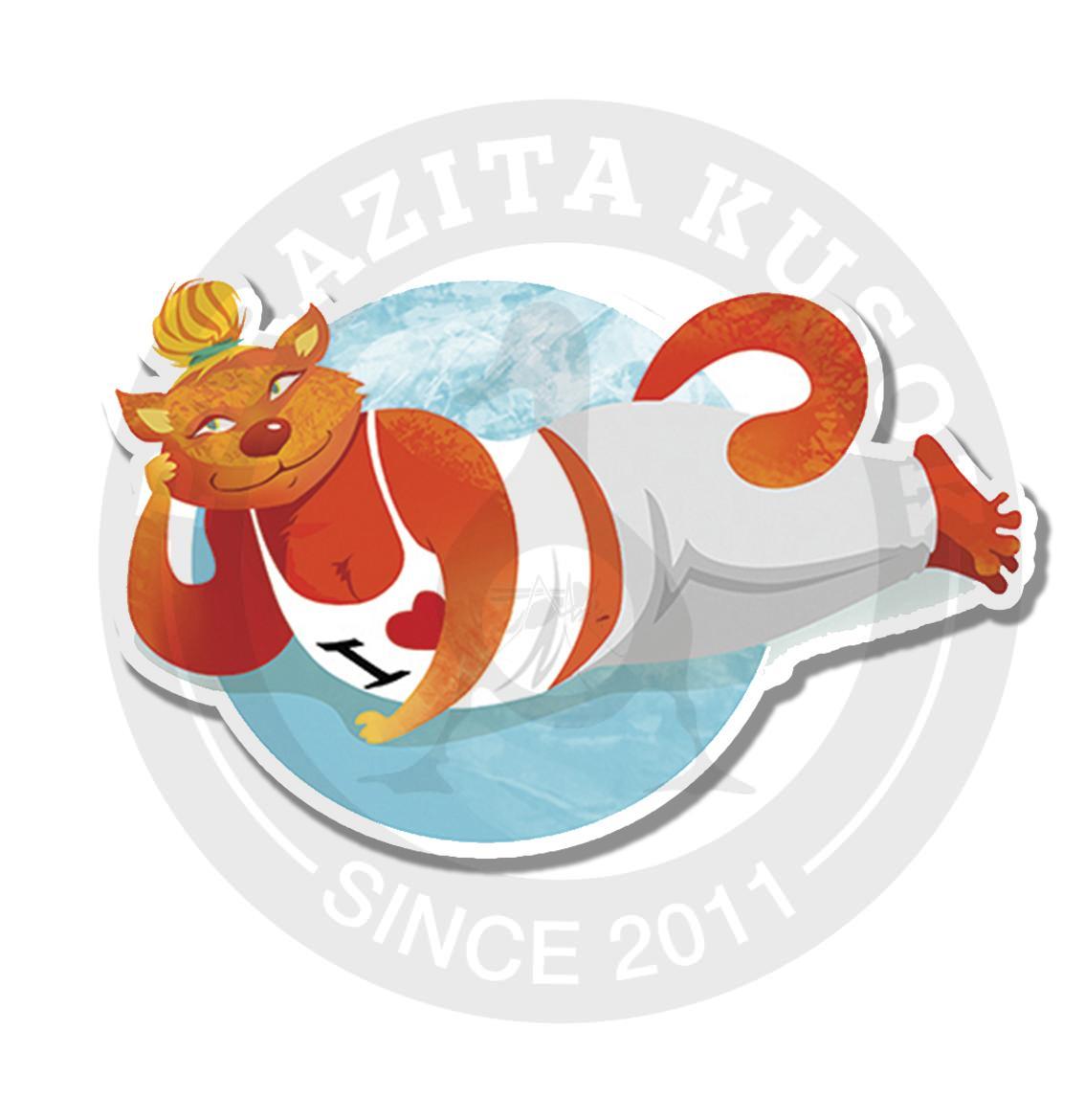 Пухлая кошка занимается йогой